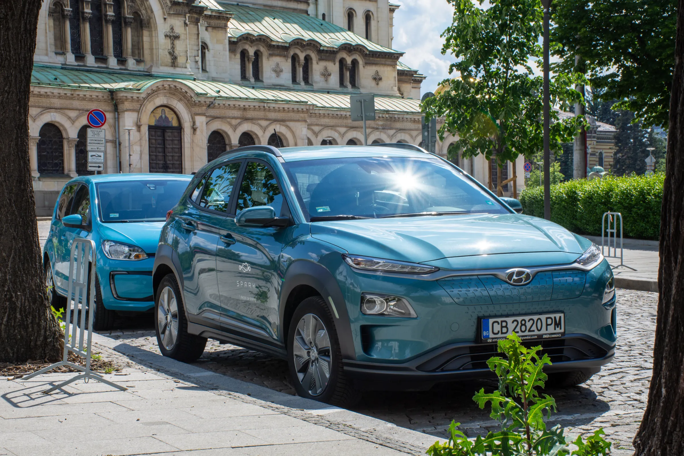 Електрически автомобили на SPARK, паркирани в града